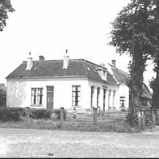 Boerderij met zijbaander aangebouwd tegen nr. 29