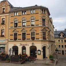 Mietshaus in Ecklage und in geschlossener Bebauung (ohne Hausteil an der Straße Am Mühlgraben) Hauptmarkt 9