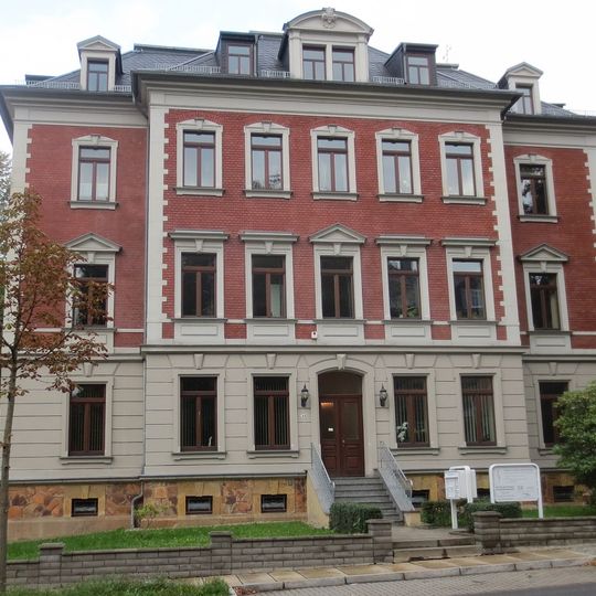 Mietshaus in offener Bebauung mit Vorgarten Reichsstraße 42