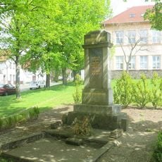 Pomník padlým u školy v Mnetěši