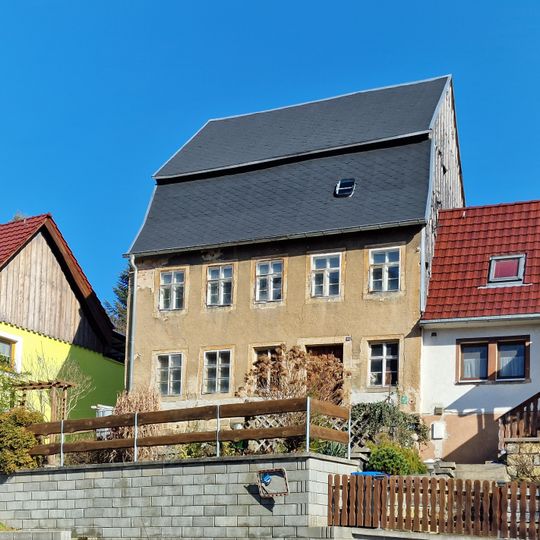 Wohnhaus in offener Bebauung mit Scheune Hertigswalder Straße 17