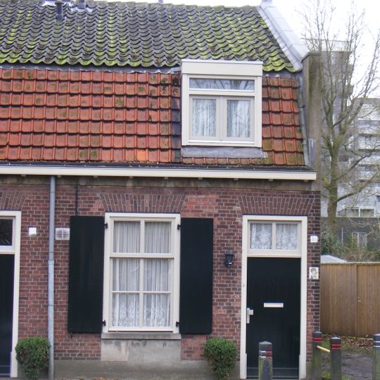 Wevershuisje onder Mansarde-vormig zadeldak