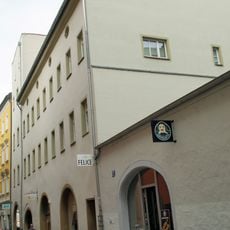Wohn- und Geschäftshaus, sogenanntes Steyrerhaus, später Gasthof zum goldenen Brunnen