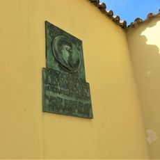 Pamětní deska Josefa Jiřího Stankovského na ohradní zdi muzea v Čelákovicích