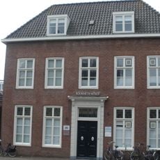 Herenhuis met rechte kroonlijst