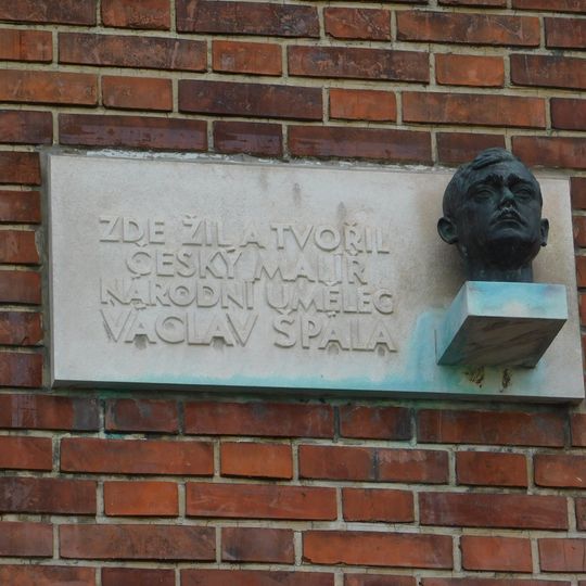 Pamětní deska Václava Špály na domě Na Dračkách 755/5 ve Střešovicích