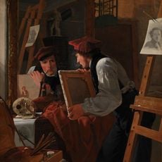 En ung kunstner betragter en skitse i et spejl