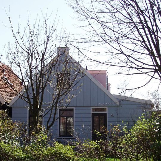 Houten huis met puntvormig voorschot