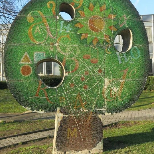 Betonová plastika Strom poznání u školy Kamenný vrch na Střekově