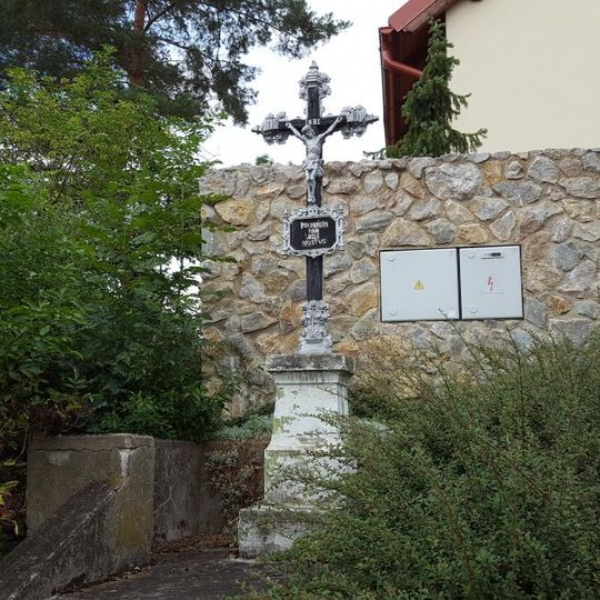 Kříž ve Všeradicích u obecního úřadu