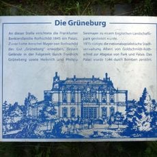 Erinnerungstafel an das Neue Palais an der Grünen Burg im Park mit Zeichnung der Südfassade des Gebäudes