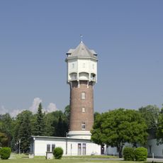 Wasserturm mit Brunnenanlage