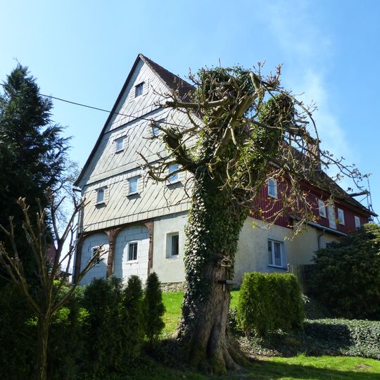 Wohnstallhaus und Scheune eines Bauernhofes Dorfstraße 32