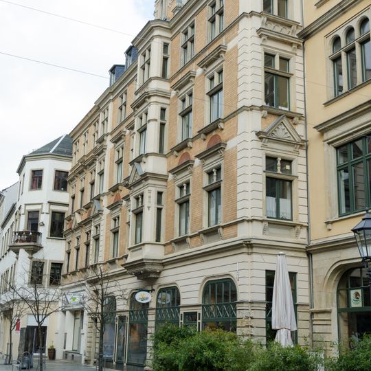 Wohn- und Geschäftshaus in geschlossener Bebauung Hauptstraße 2