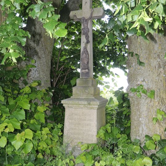 Kříž u silnice u Lomů