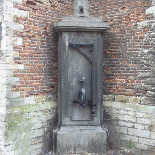 Pomp tegenover Hooglandse Kerkgracht 39A, Leiden