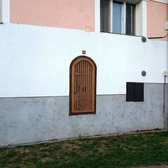 Vestavěná kaplička v Mokré Lhotě