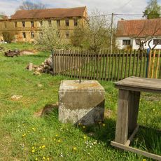 Podstavec v Radkově u hasičské zbrojnice