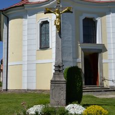 Kříž mezi kostelem sv. Petra a Pavla a pomníkem padlých v Bobrové