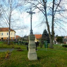 Kříž u kaple ve Studeném