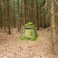 Lichtenštejnský památník jižně od Svojanova v lese