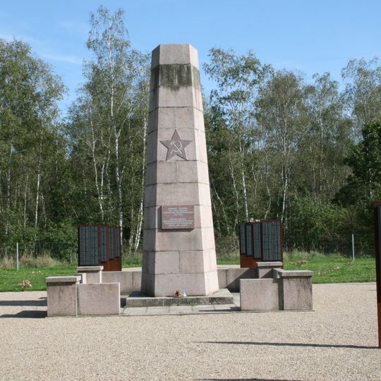 Sachgesamtheit '''Ehrenfriedhöfe für sowjetische Kriegsgefangene''', drei Soldatenfriedhöfe mit zentralen Denkmalen