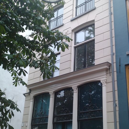 Huis met in blokken gepleisterde lijstgevel