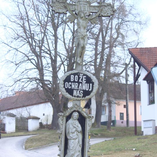 Kříž v Litoradlicích u křižovatky