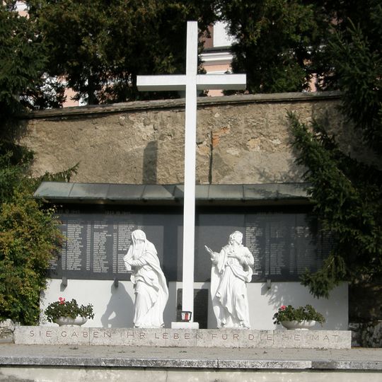 Kriegerdenkmal, Kreuzigungsgruppe