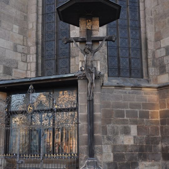 Kříž u katedrály v Plzni
