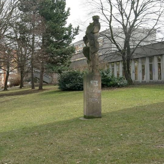 Socha Satyr u školy v ulici U Stadionu v Mostě