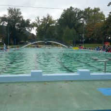 Kúpalisko Eva, bazén s mostíkom