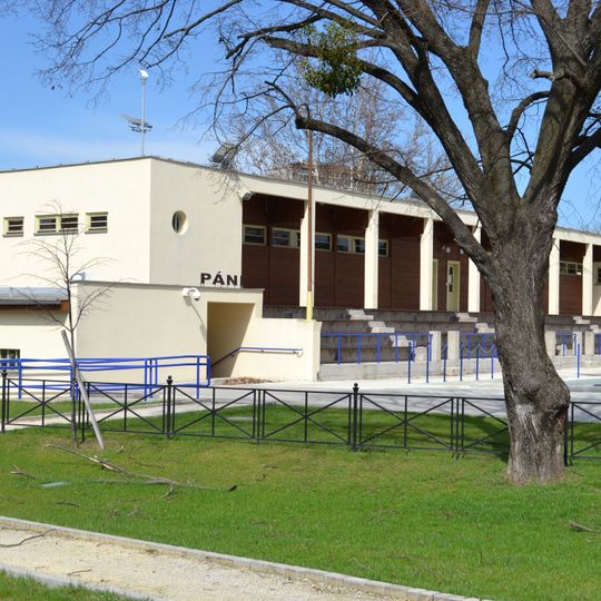 Verejné kúpalisko, budova vstupná s tribúnou