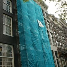 Pand met gevel onder rechte lijst met consoles