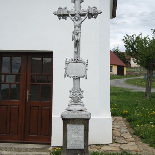 Kříž u kaple v Roučkovicích