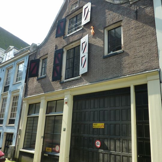 Pand met puntgevel waarin gevelsteen