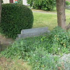 Trosky zbořeného pomníku u obecního úřadu v Huntířově