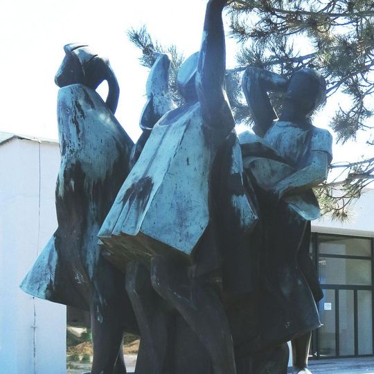 Socha Šťastné mládí v Husově ulici v Lounech