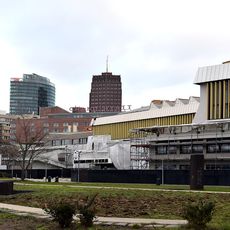 Teil der Skulpturengruppe "Die Bastion" von Ansgar Nierhoff an der Staatsbibliothek zu Berlin (Kulturforum), bestehend aus drei Vierkantpfeilern und Bodenvertiefungen.
