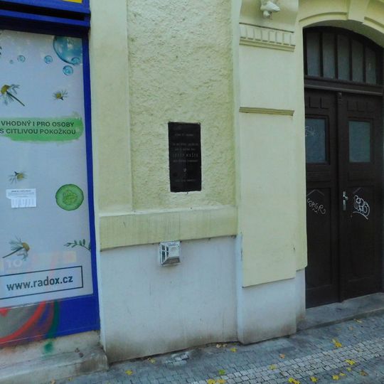 Pamětní deska Josefu Maškovi na domě Mařákova 271/1 v Dejvicích