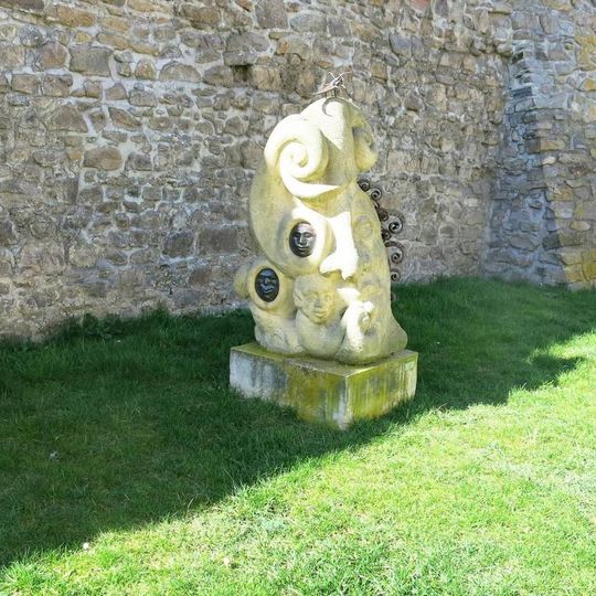 Socha Šotkovník na parkánu hradeb v Kadani