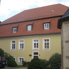 Pfarrhaus der Stiftskirche Ebersdorf mit Nebengebäude, Garten und Gartentor Mittweidaer Straße 79