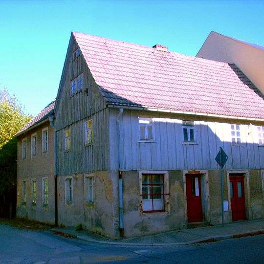 Wohnhaus in geschlossener Bebauung in Ecklage mit Laden Dr.-Wilhelm-Külz-Straße 1