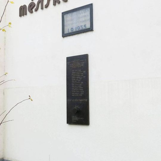 Pamětní deska obětí politických procesů na zdi divadla v Nymburku