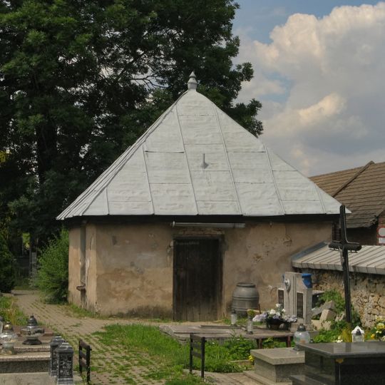 Ogrodzenie z kostnicami cmentarza w Sławkowie