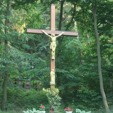 Dřevěný kříž v lese v Dešově