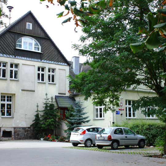 Dom gminny ze szkołą, ob. szkoła