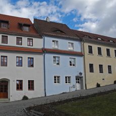 Wohnhaus in geschlossener Bebauung und Ecklage (mit Anbau) Schloßstraße 1