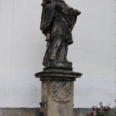 Socha svatého Jana Nepomuckého v Sovinci před kostelem