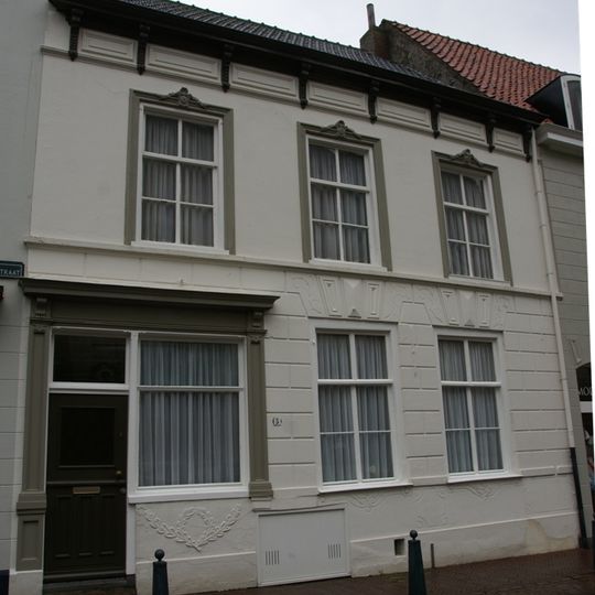 Onderkelderd dwarspand met bepleisterde rechte gevel